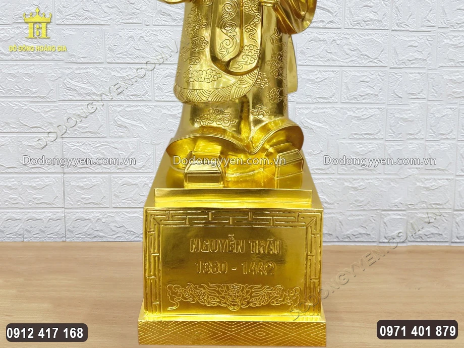 Phần chân đế các họa tiết hoa văn được chạm khắc sắc nét